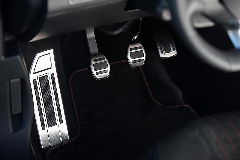 Alu-Pedale im Peugeot 308 GT