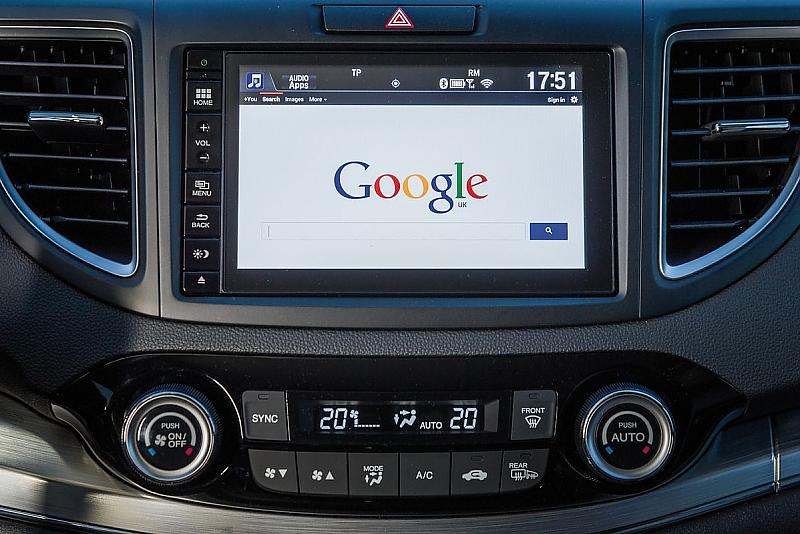 Per Tethering-Funktion des Smartphones greift das Infotainmentsystem auf das Internet zu.