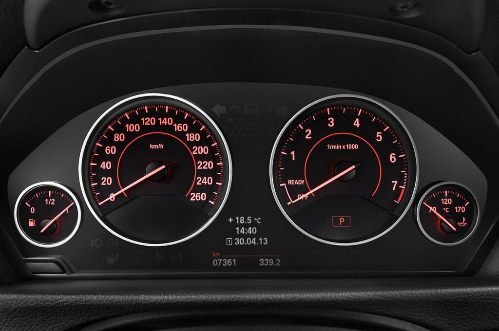 BMW 3 Series (Baujahr 2015) Sport Line 4 Türen Tacho und Fahrerinstrumente