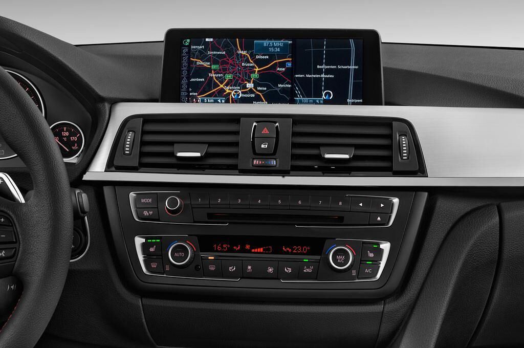 BMW 3 Series (Baujahr 2015) Sport Line 4 Türen Mittelkonsole