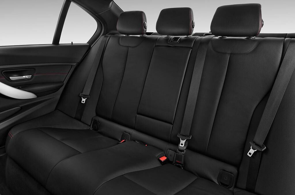 BMW 3 Series (Baujahr 2015) Sport Line 4 Türen Rücksitze