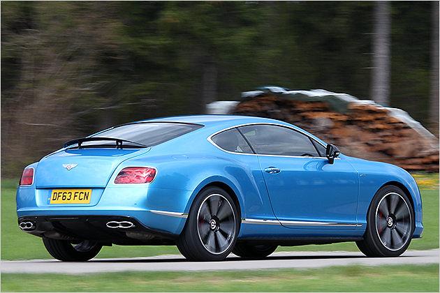 Die dicken Backen am Heck schinden Eindruck. Vor allem, wenn man sie im Rückspiegel sieht