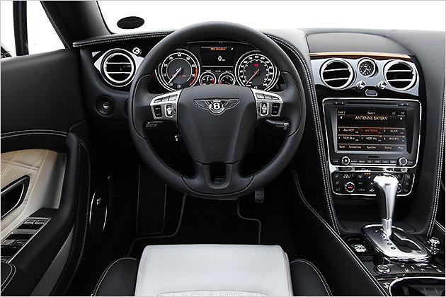 In der Kommandozentrale gibts Rundinstrumente und einen Touchscreen