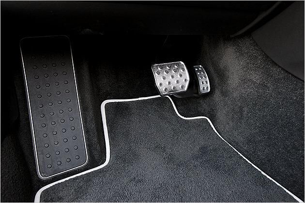 Mit der optionalen Mulliner-Ausstattung kommt auch eine Sport-Pedalerie