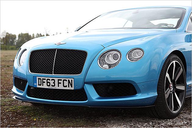 Alle Continetal V8 haben einen schwarzen Kühlergrill, die kleine Spoilerlippe hat aber nur der S