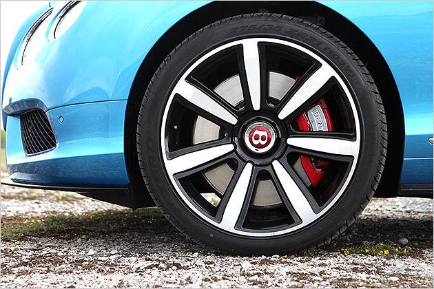 Rot als Warnsignal: Diese Bremse kann richtig zupacken