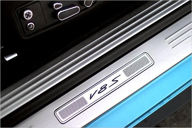 Einen beinahe dezenten Hinweis aufs S-Modell gibt es auf den Einstiegsleisten