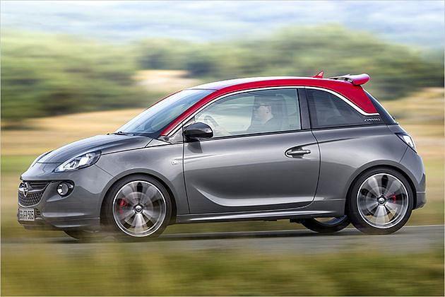 Eine neue Frontlippe, verbreiterte Schweller und der Heckspoiler geben dem Adam eine Optik ...