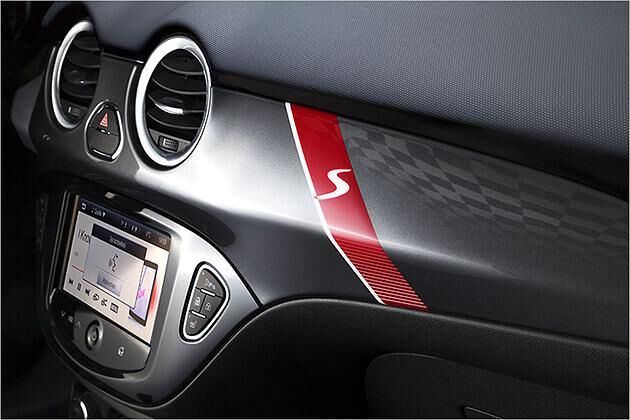 Damit der Beifahrer auch stets weiß, worin er gerade sitzt, gibt es ein S-Logo auf dem Armaturenbrett