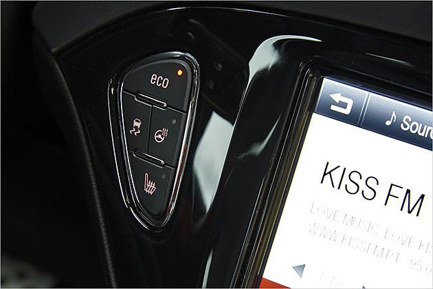 Der Knopf links in der Mitte schaltet das ESP aus. Lenkrad- und Sitzheizung gibt es auch