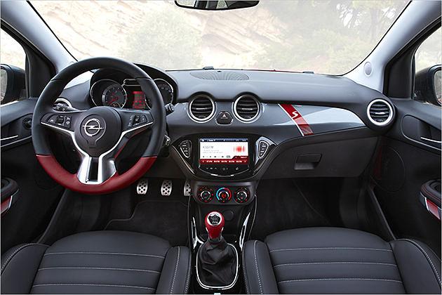 Rote Akzente an Lenkrad, Schaltknauf und Armaturenbrett schaffen ein sportliches Ambiente