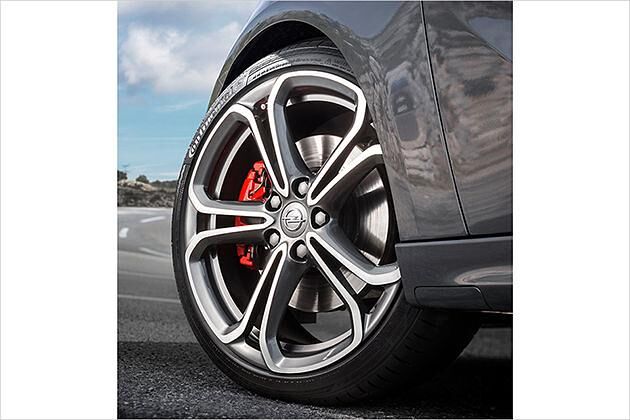 Für 650 Euro zusätzlich steht der Opel Adam S auf 18-Zoll-Alus, hinter denen rot lackierte Bremssättel sitzen