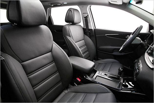 Bequeme Sitze umschließen die vorderen Insassen