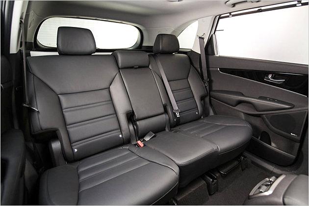 Viel Platz in Reihe zwei, aber eingeschränkte Sicht nach hinten