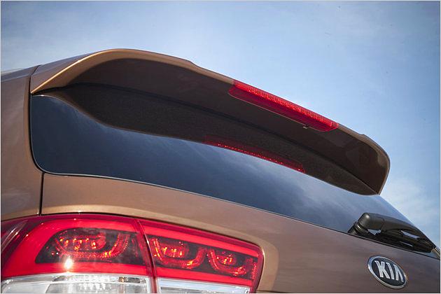 Auf der Heckscheibe thront ein üppiger Spoiler