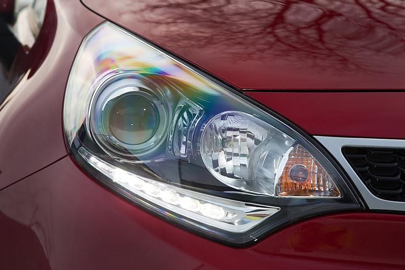 Kia Rio 1.2 Modellpflege 2015 - die Hauptscheinwerfer verfügen nur über Halogentechnik
