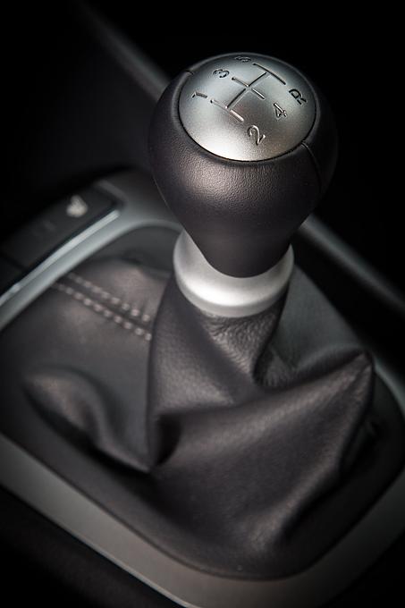 Kia Rio 1.2 Modellpflege 2015 - der Basismotor bietet nur fünf Gänge