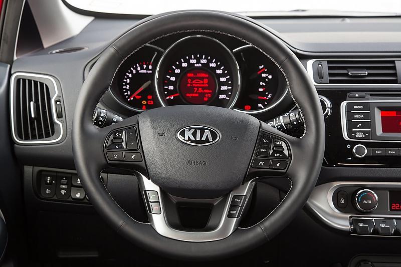 Kia Rio 1.2 Modellpflege 2015 - das griffige Steuer liegt gut in der Hand