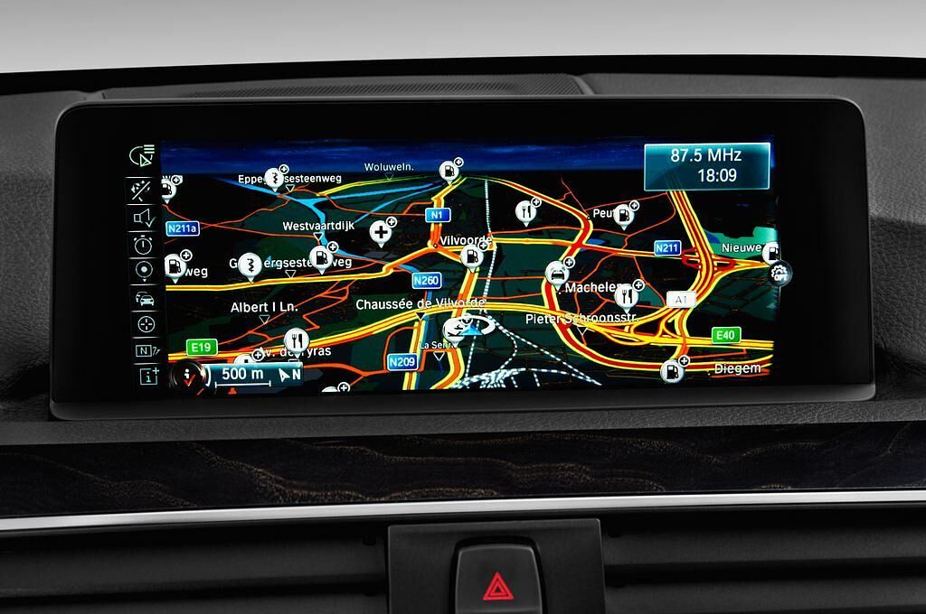 BMW 3 Series (Baujahr 2016) Luxury Line 4 Türen Radio und Infotainmentsystem