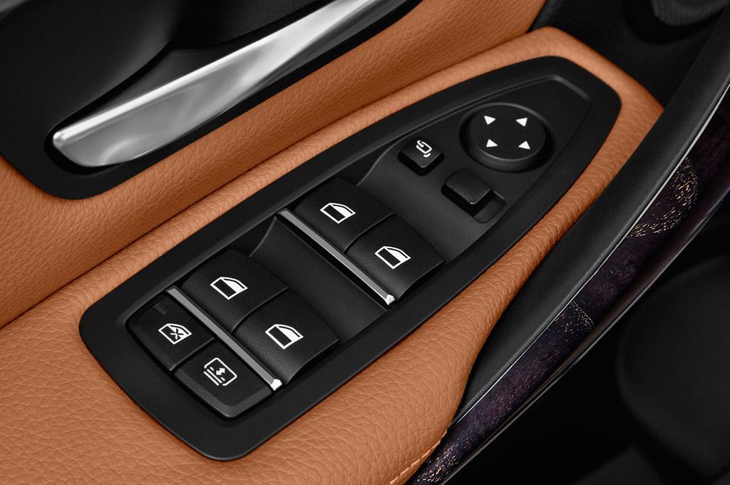 BMW 3 Series (Baujahr 2016) Luxury Line 4 Türen Bedienungselemente Tür