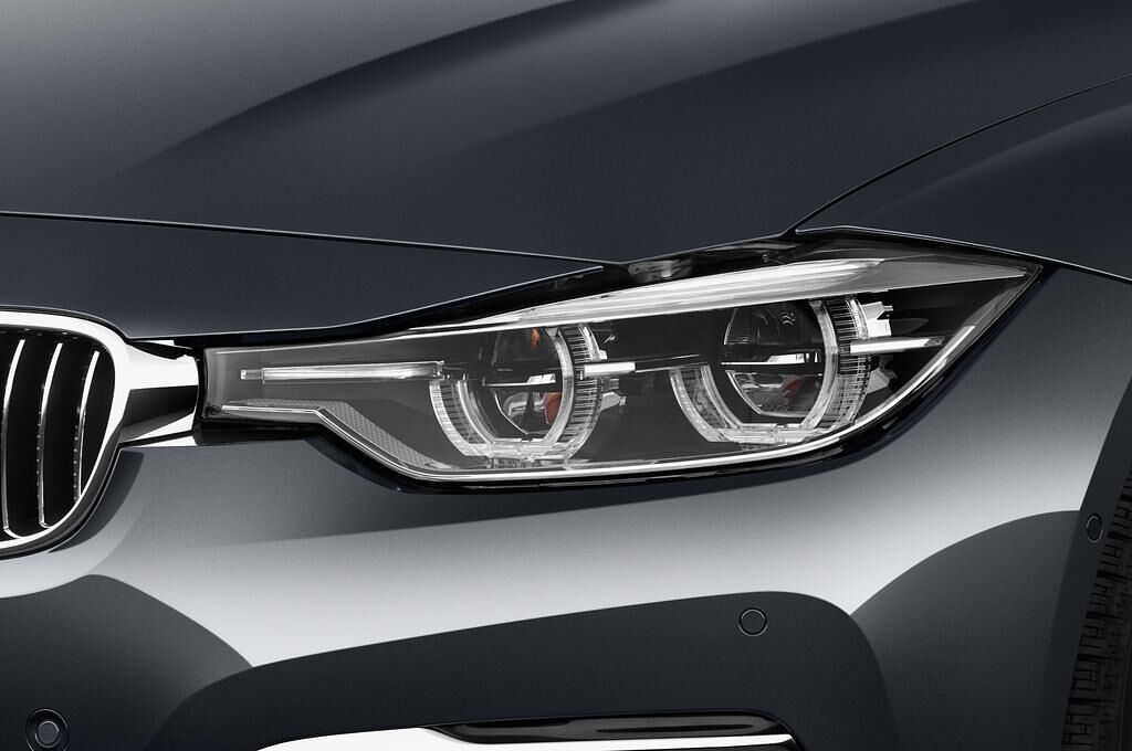 BMW 3 Series (Baujahr 2016) Luxury Line 4 Türen Scheinwerfer