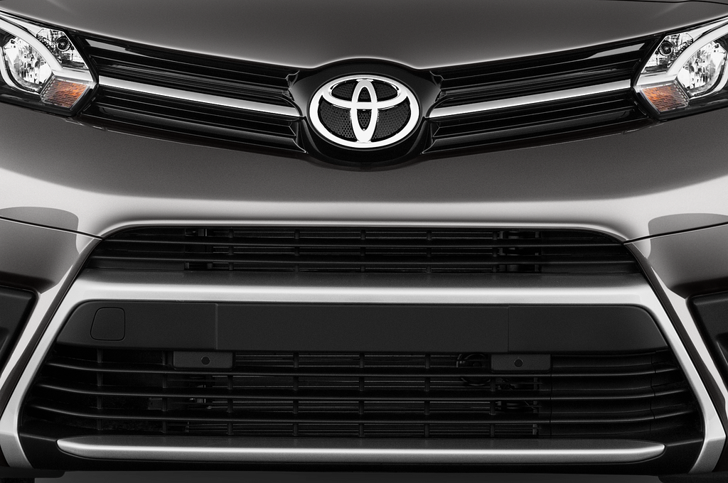 Toyota Proace EV (Baujahr 2022) Comfort 4 Türen Kühlergrill und Scheinwerfer