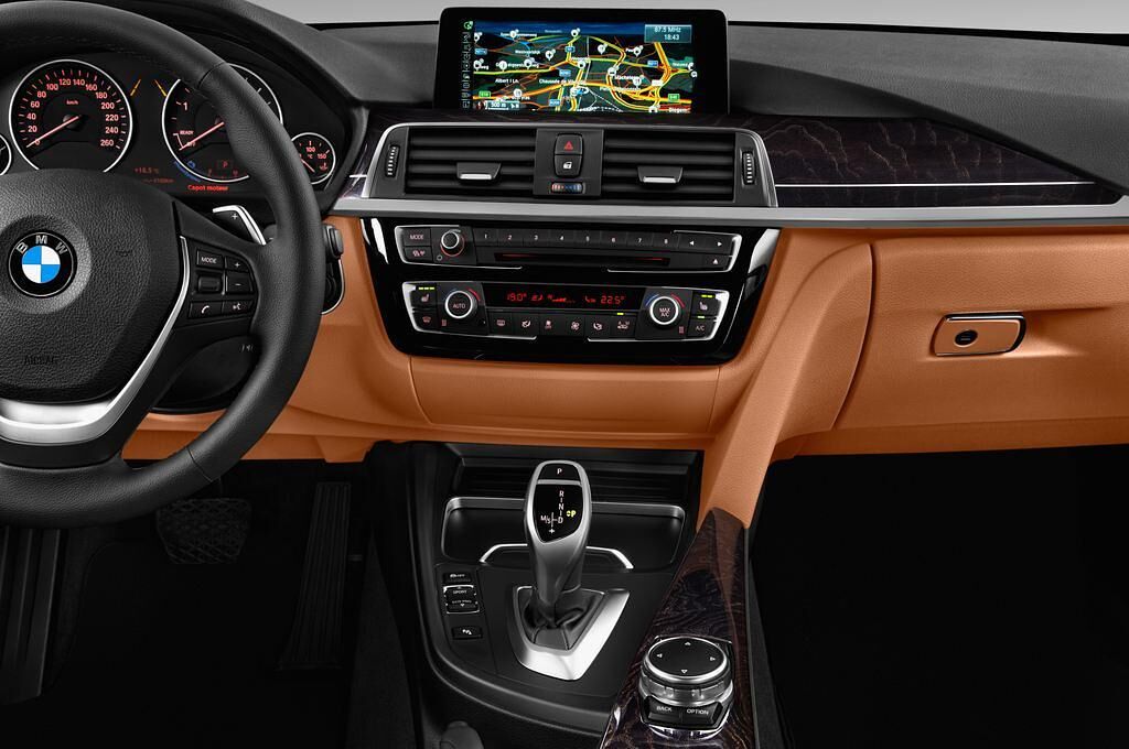 BMW 3 Series (Baujahr 2016) Luxury Line 4 Türen Mittelkonsole