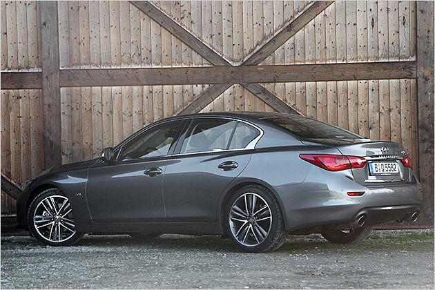 Größentechnisch rangiert der Q50 zwischen Mittelklasse und oberer Mittelklasse