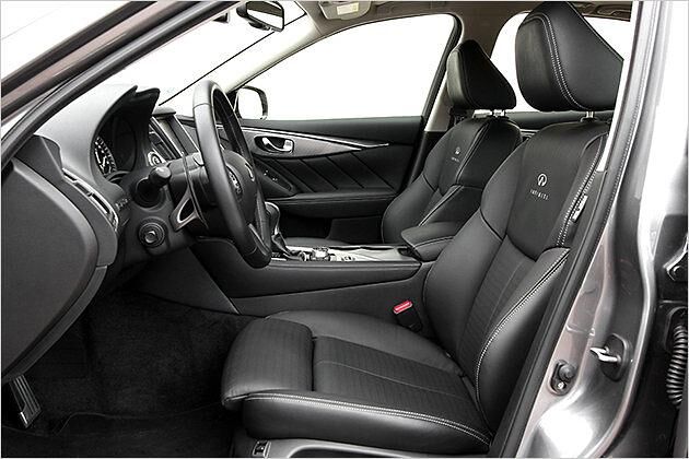 Die vorderen Sitze bieten genügend Seitenhalt, sind elektrisch verstellbar und serienmäßig mit Leder überzogen