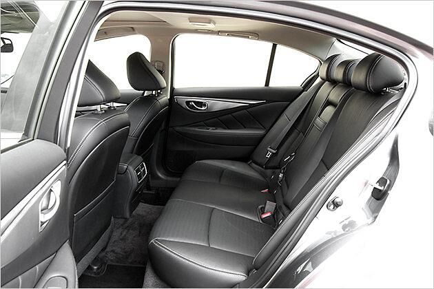 Bein- und Kopffreiheit sind besser als zum Beispiel in einer Mercedes C-Klasse