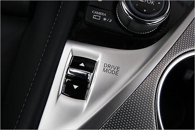 Mit diesem Schalter kann der Fahrer des Infiniti Q50 zwischen den einzelnen Fahrmodi wechseln