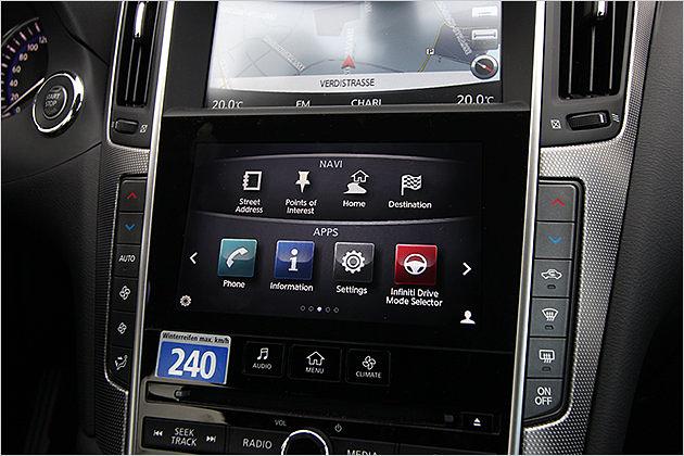 Die zwei Touchscreens in der Mittelkonsole sind serienmäßig