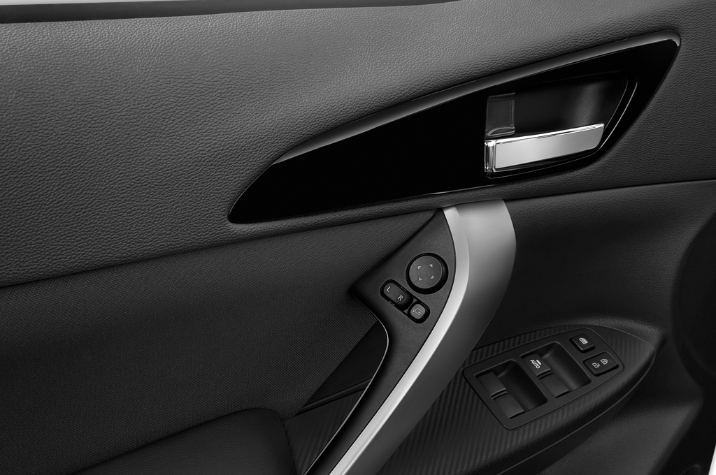 Mitsubishi Eclipse Cross PHEV (Baujahr 2021) Basis 5 Türen Bedienungselemente Tür
