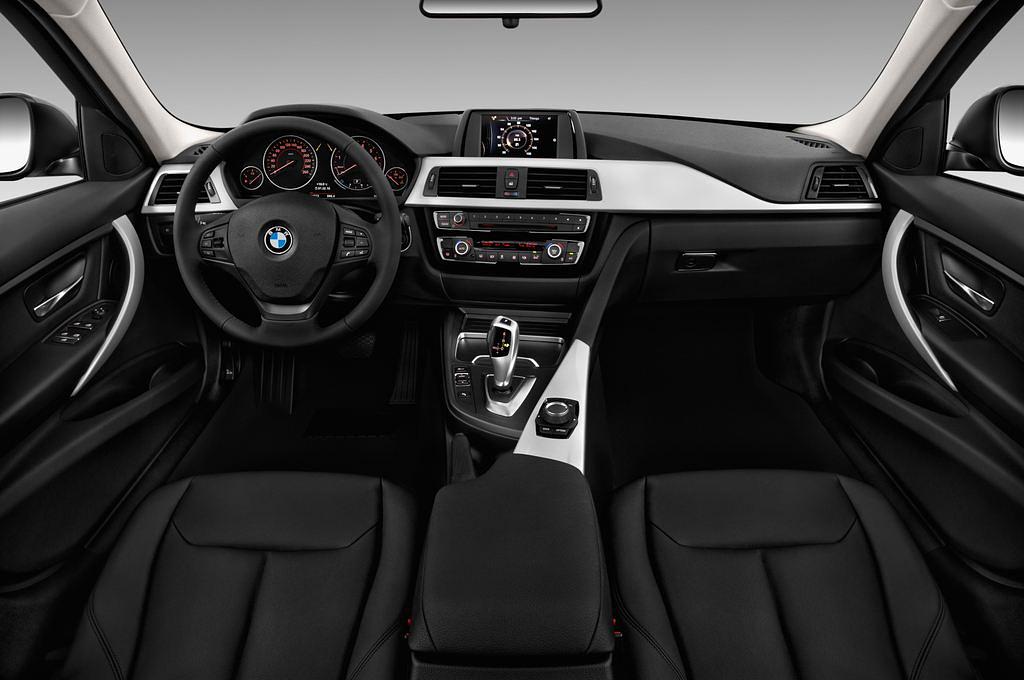 BMW 3 Series (Baujahr 2017) Advantage 4 Türen Cockpit und Innenraum