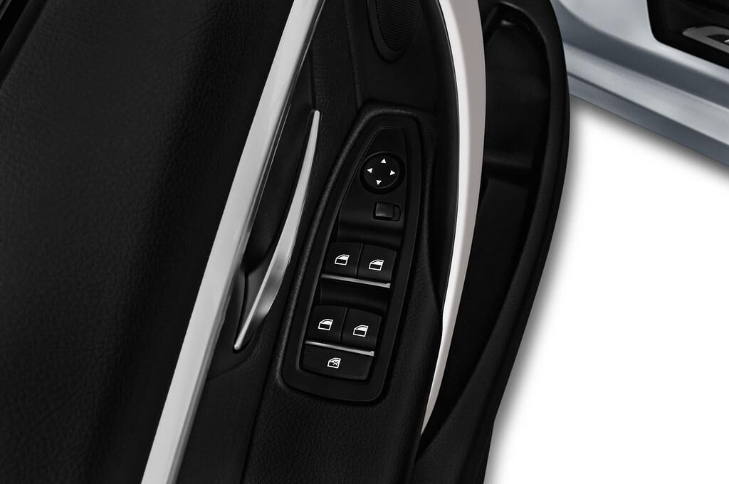 BMW 3 Series (Baujahr 2017) Advantage 4 Türen Bedienungselemente Tür
