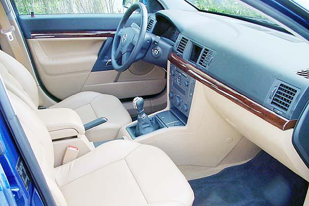 Gute Platzverhältnisse und weitgehend hochwertige Materialanmutung in der Cosmo-Version