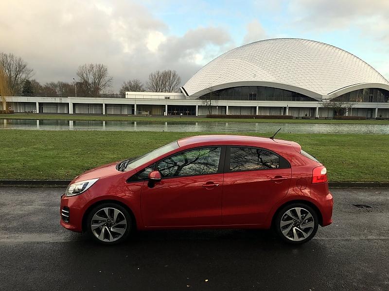 Kia Rio 1.2 Modellpflege 2015 - unterwegs vor der Frankfurter Jahrhunderthalle