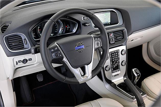 Das Navi funktioniert einwandfrei. Generell ist die Bedienung des V40 aber etwas fummelig