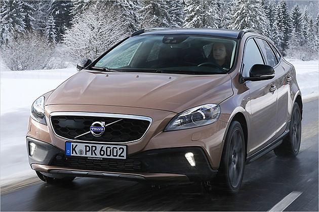 Bei normalen Bedingungen wirkt der T5 AWD kräftig und komfortabel. Das Zerren an den Vorderrädern (bei den Modellen mit Frontantrieb deutlich spürbar) ist weg