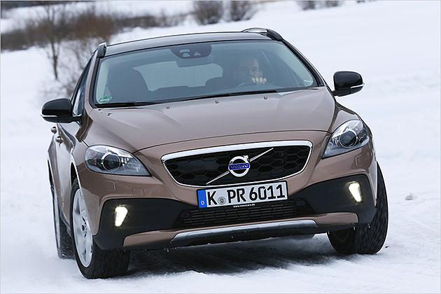 Auch auf völlig verschneiten Pisten kommt der V40 CC T5 AWD gut voran