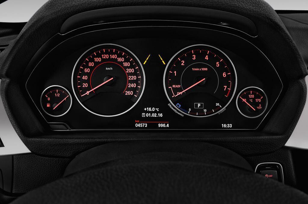 BMW 3 Series (Baujahr 2017) Advantage 4 Türen Tacho und Fahrerinstrumente