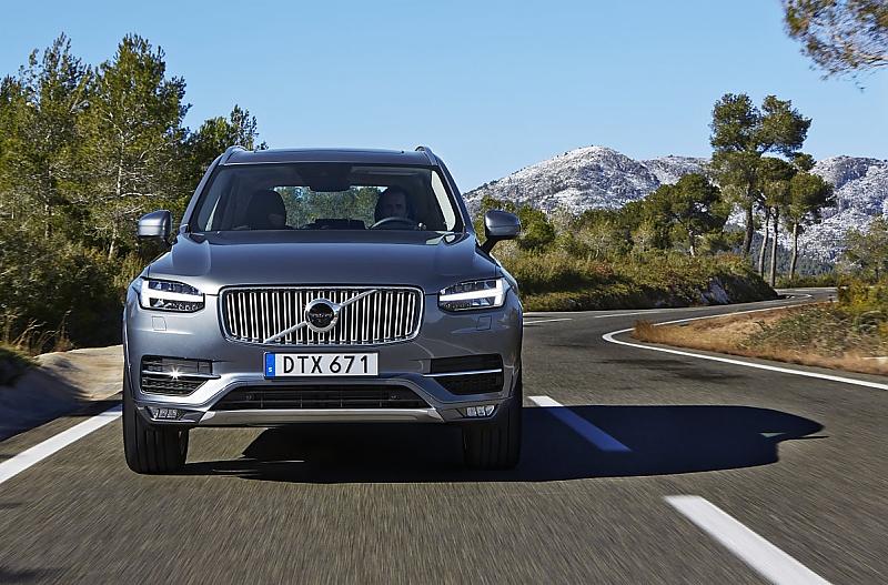 Volvo XC90 T6 unterwegs auf geraden Landstraßen