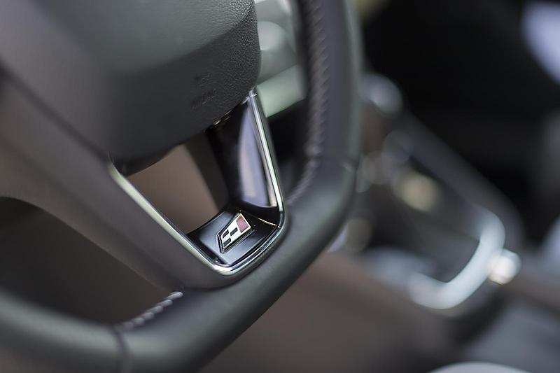 Auch das Lenkrad im Seat Leon ST Cupra schmückt das Cupra-Logo