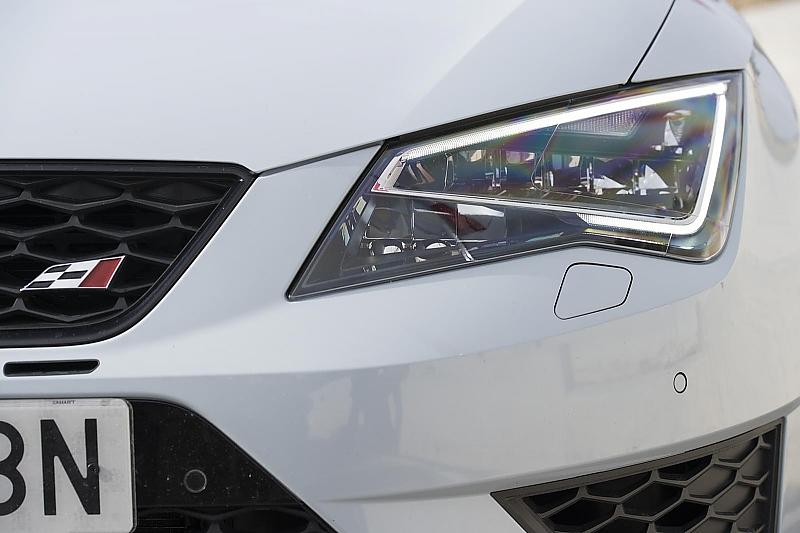 Die Scheinwerfer des Seat Leon ST Cupra haben eine markante Zeichnung