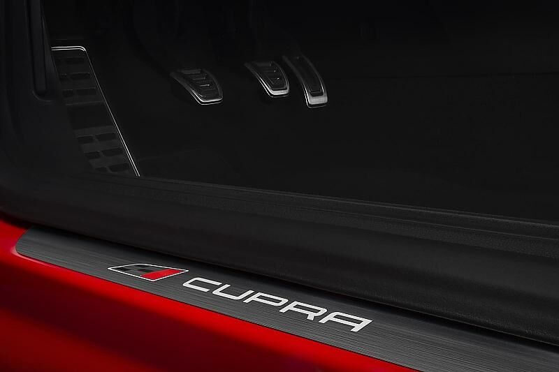 Das Cupra-Logo in der Einstiegsleiste des Seat Leon ST Cupra