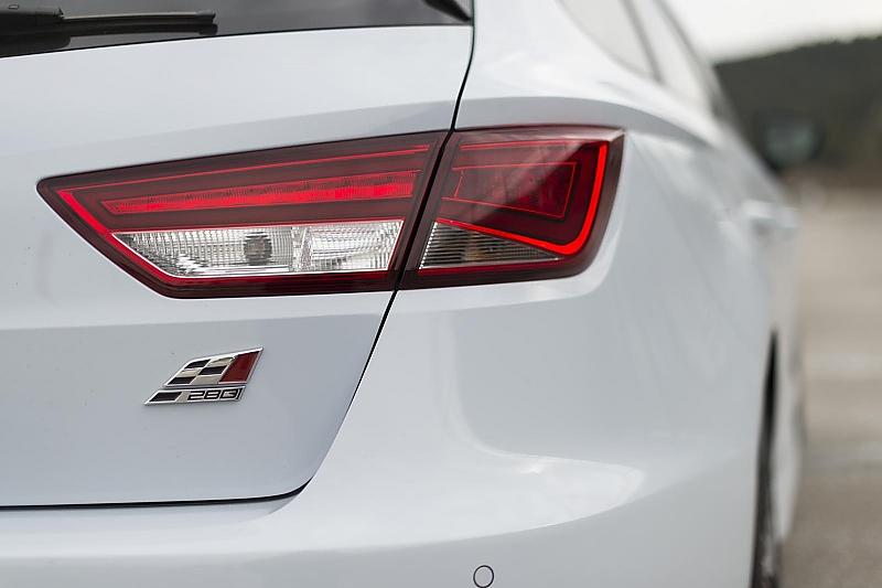 Im Logo unter der Rückleuchte findet sich auch die PS-Stärke des Seat Leon ST Cupra