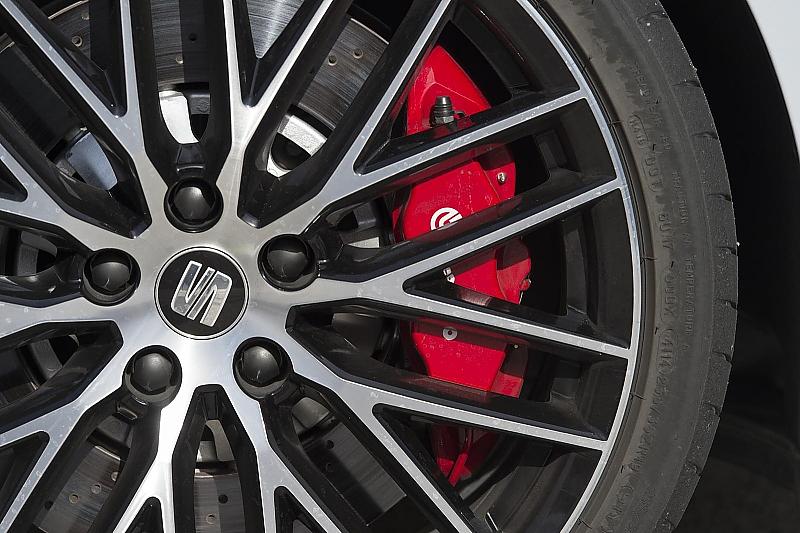 Markant rot lackierte Bremssättel beim Seat Leon ST Cupra