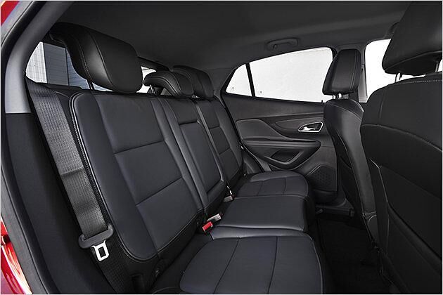 Der Platz im Fond ist gut, man erkennt die sichteinschränkende breite B-Säule