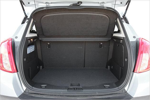 Der fast rechteckige Kofferraum lässt sich gut beladen