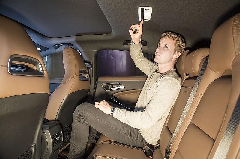 Hinten haben Erwachsene Platz